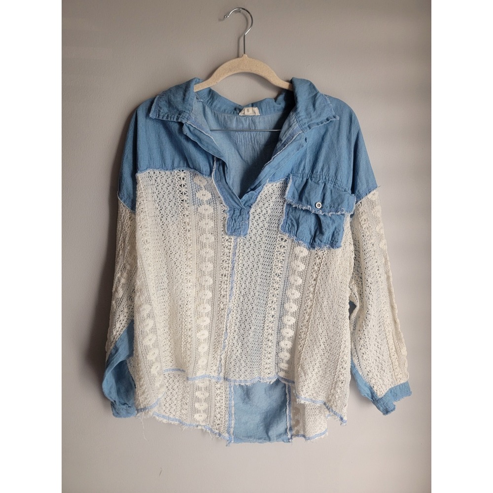 POL Clothing Boho Mixed Media Lace Denim Chambray Top Blue Cream Small